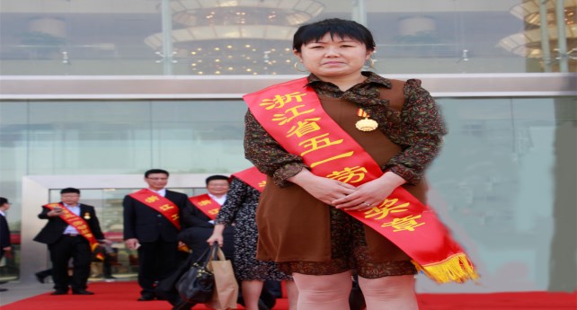 1495789523519598vGdk.jpg 圖為陳慧群到省人民大會堂接受表彰(宋有常攝)_副本.jpg