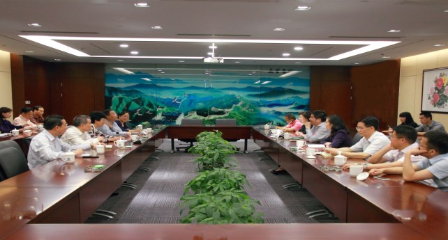 1495789616934022vT7E.jpg 圖為市人大常委會(huì)領(lǐng)導(dǎo)到集團(tuán)調(diào)研(宋有常攝)_副本.jpg