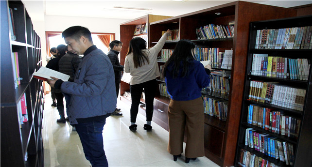 1514690140627051zK9k.jpg 圖為職工正在圖書館翻閱圖書(宋有常攝).jpg